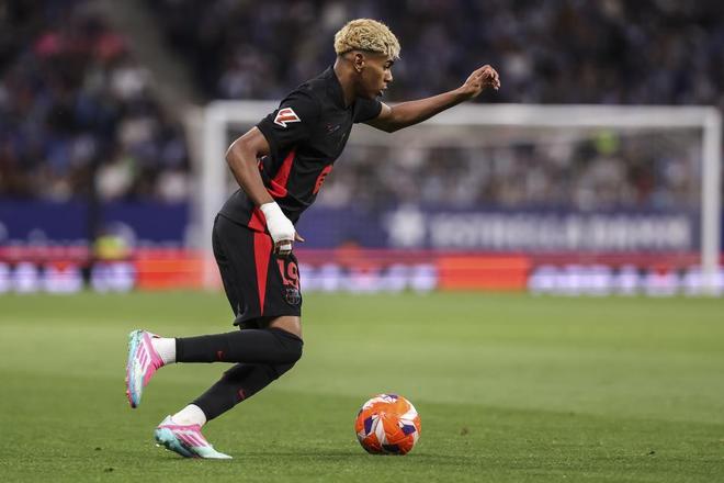 铃木一朗在 2012 年转会洋基后首秀即面对老东家，赛前他向水手看台深深鞠躬